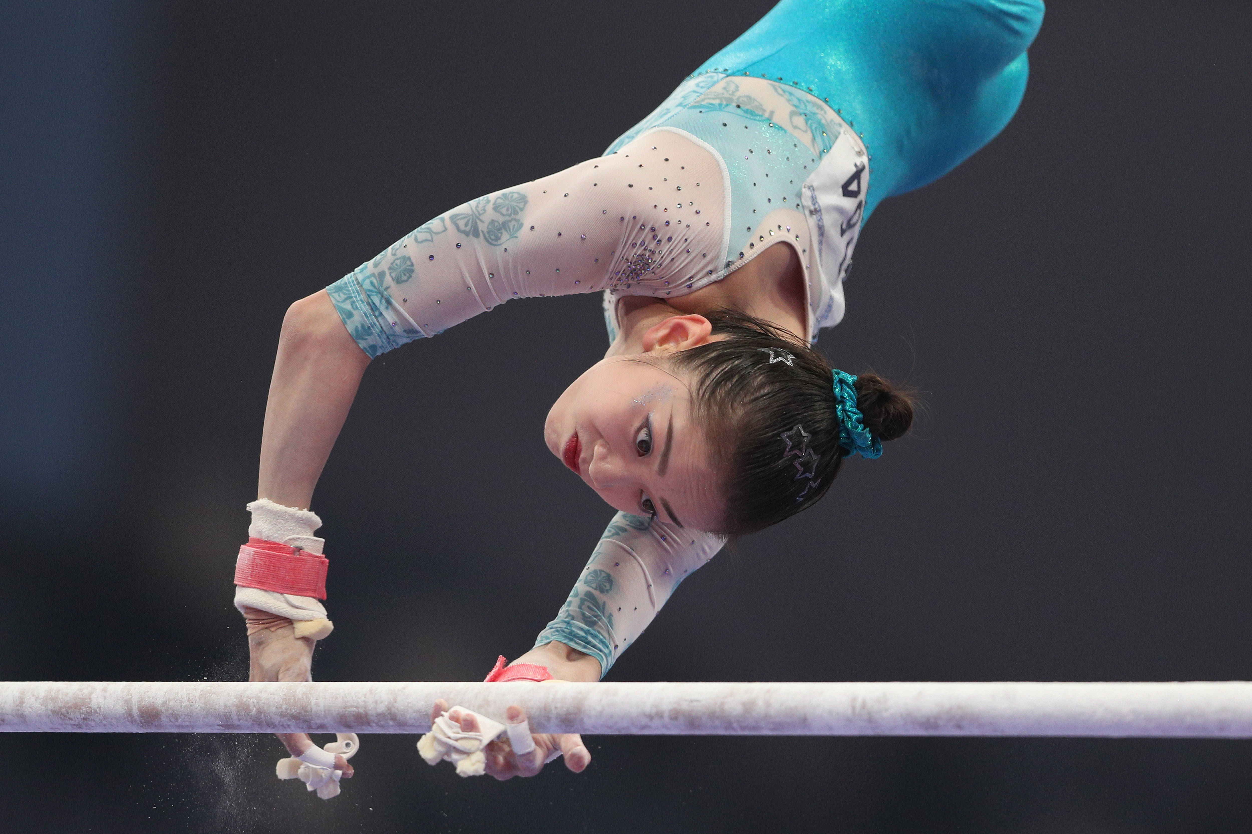 竞技体操选手高难动作惊艳全场