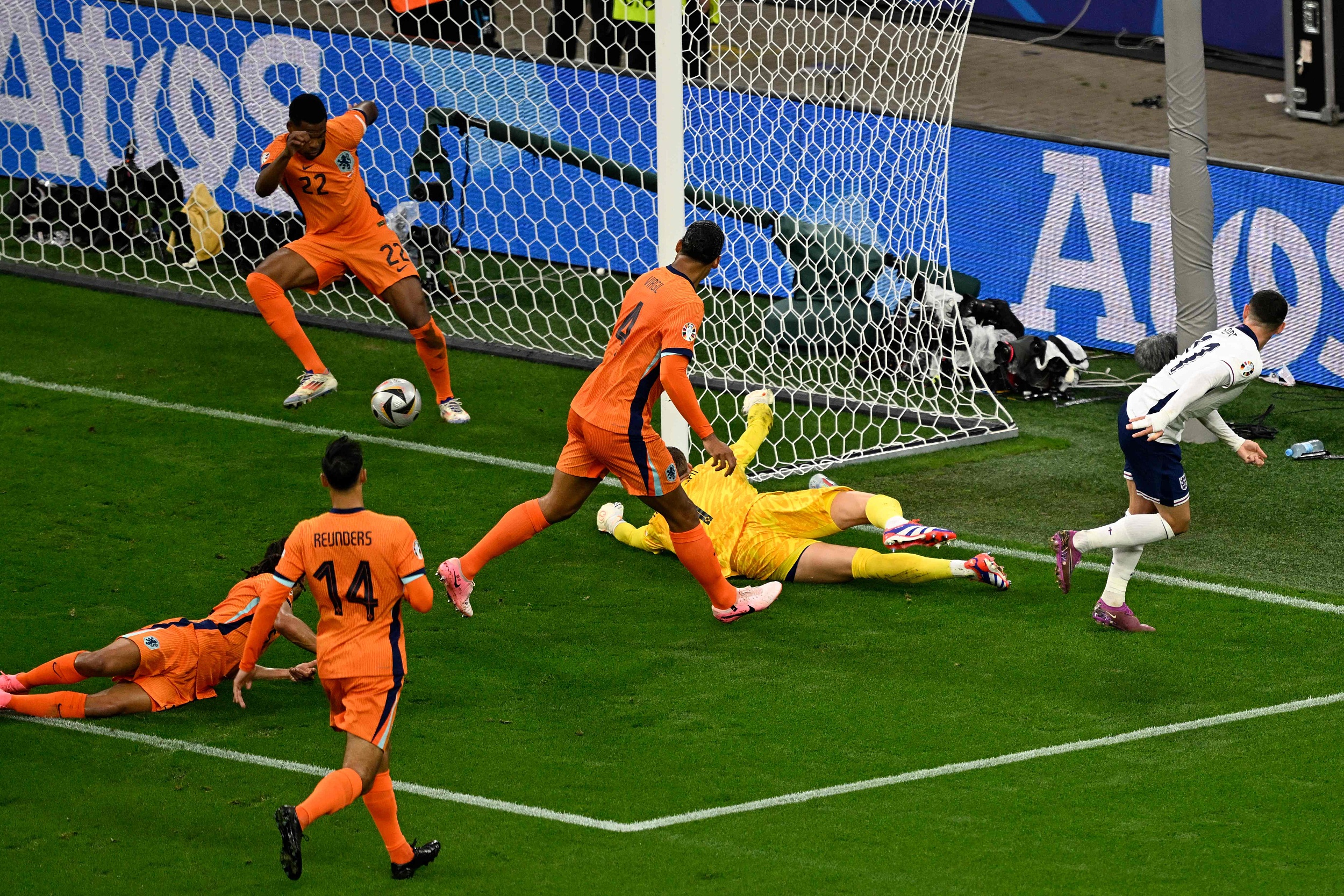 英格兰队取得连胜，全队欢庆胜利的简单介绍