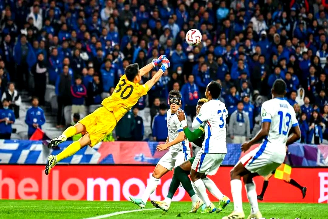 比赛中场面火爆,球员角逐激烈 比赛中场面火爆,球员角逐激烈