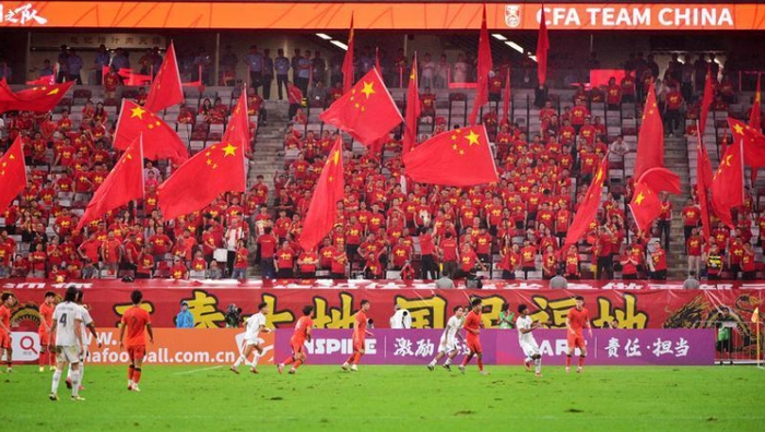 现场气氛火爆，球迷热情支持的简单介绍