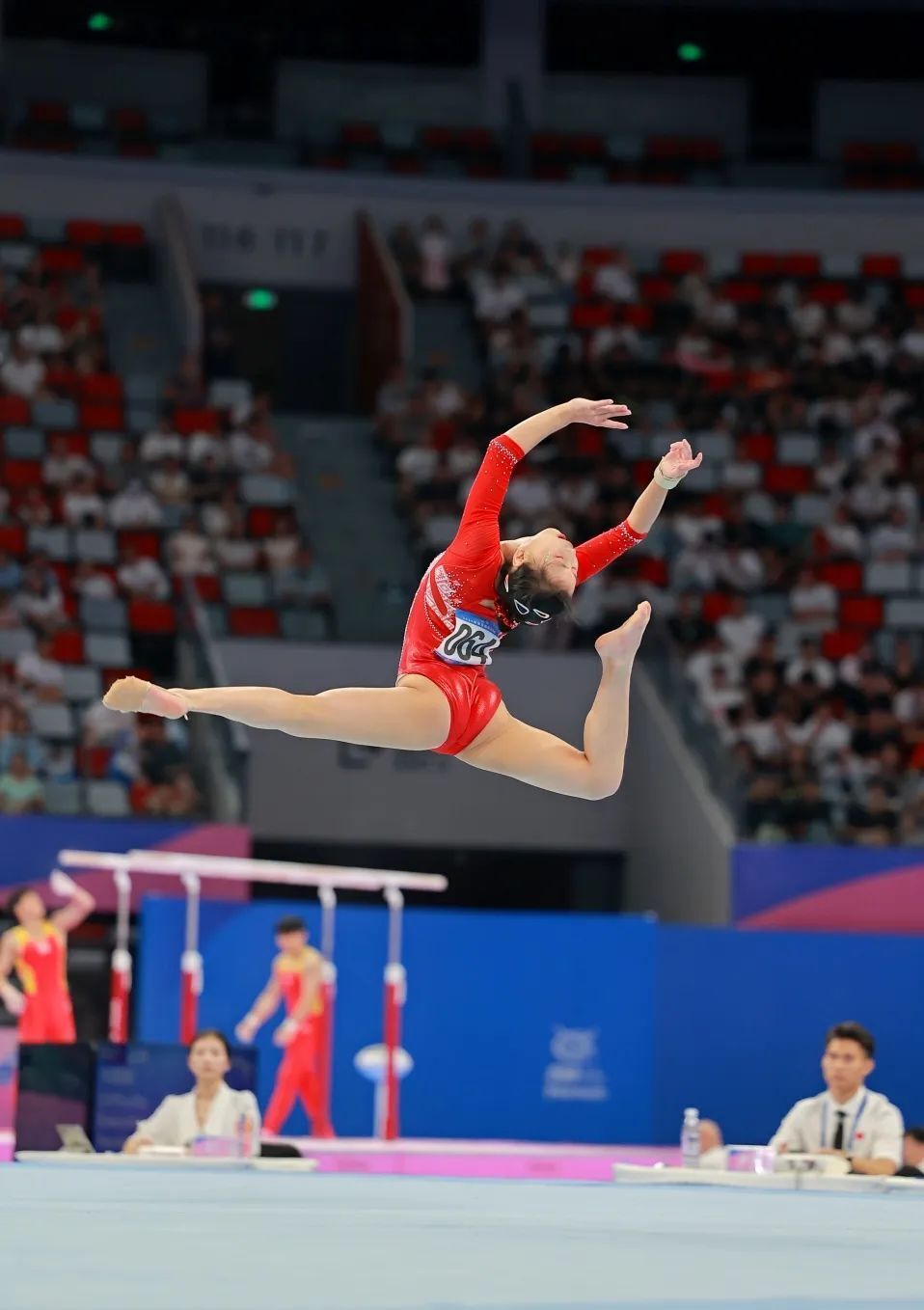 精湛技艺！法国体操选手夺得冠军