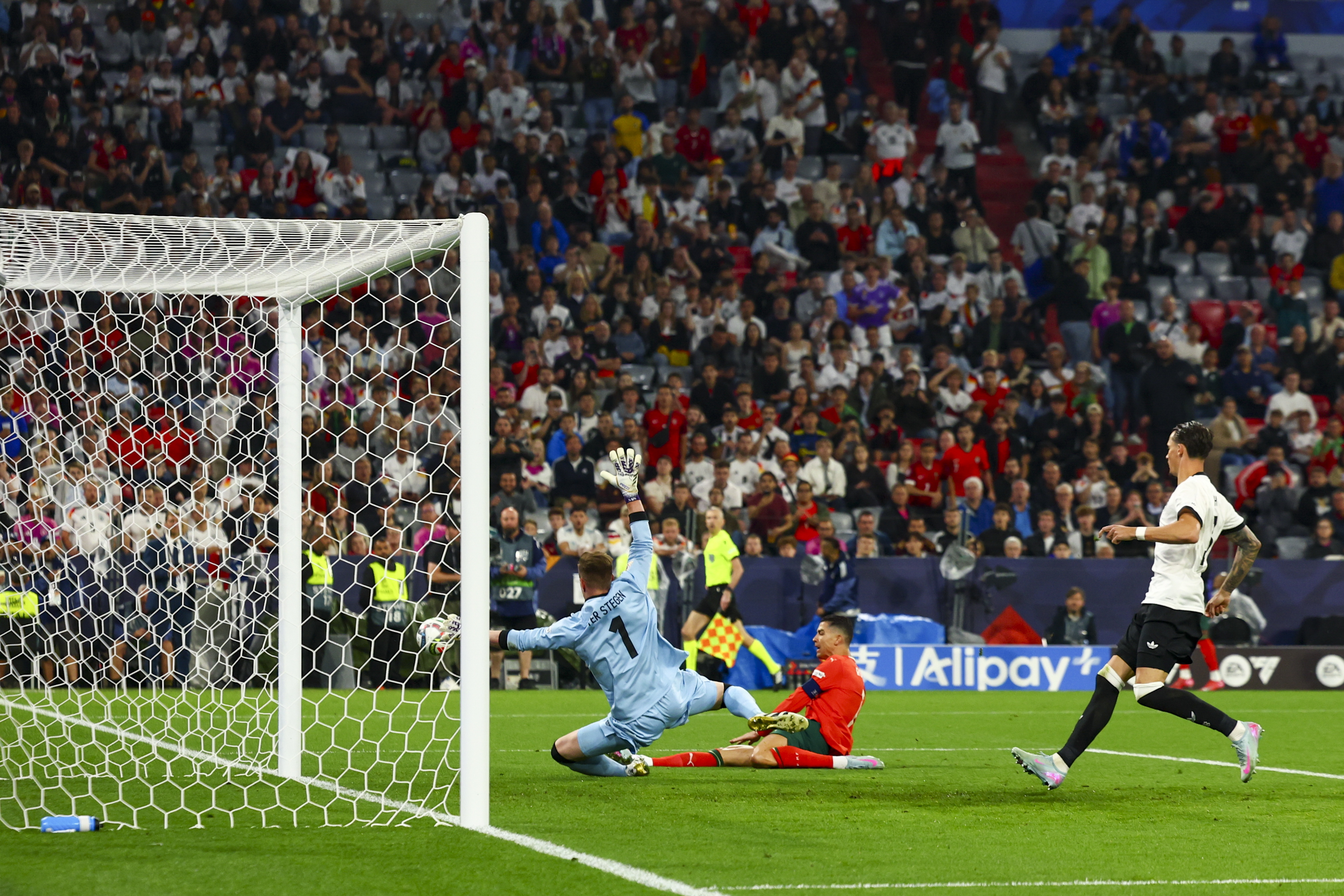 足球决战!欧洲名将再度对抗强劲球队的简单介绍 足球决战!欧洲名将再度对抗强劲球队的简单介绍