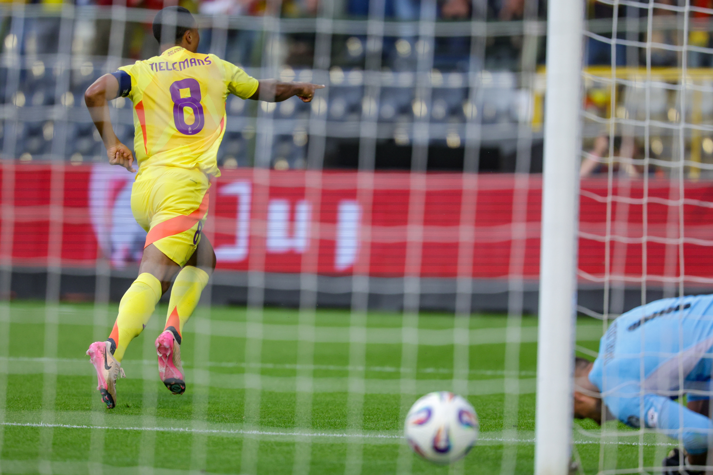 赛场上的足球高质量对决吸引无数目光的简单介绍 赛场上的足球高质量对决吸引无数目光的简单介绍