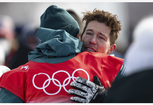 关于比分分析传奇谢幕，球迷泪洒赛场的信息