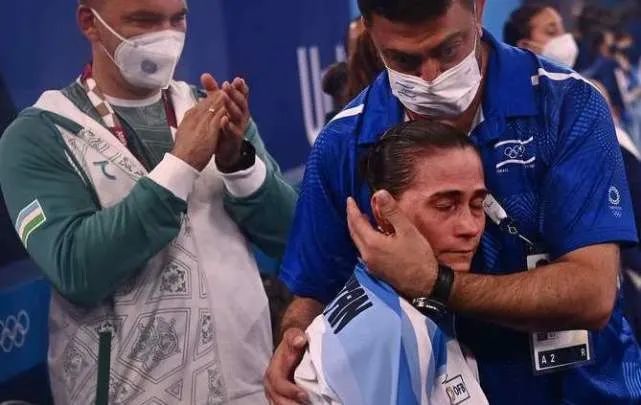 关于比分分析传奇谢幕，球迷泪洒赛场的信息