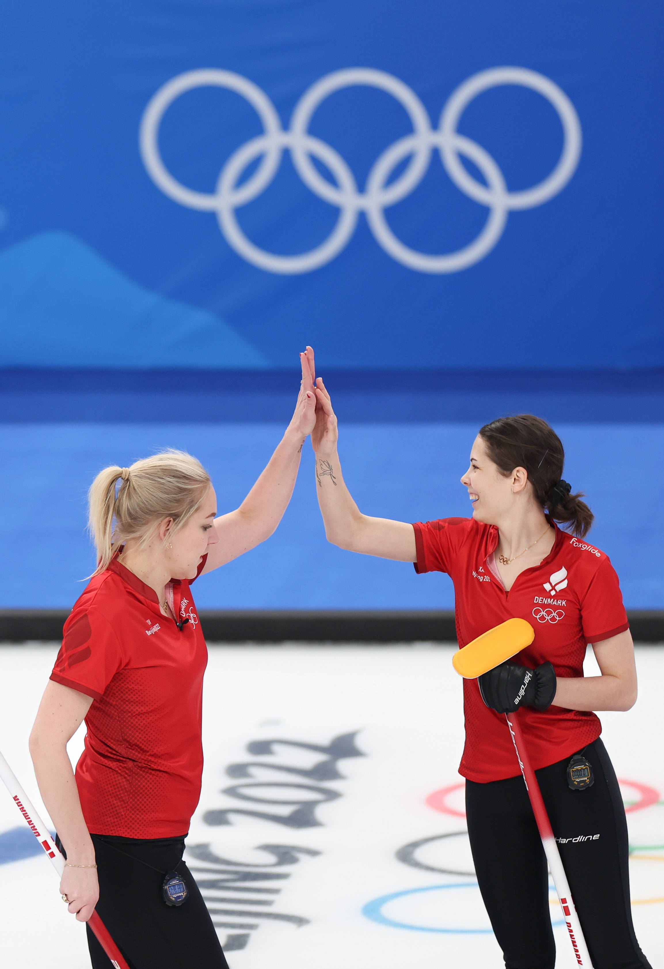 丹麦游泳选手再度夺魁，技压群雄