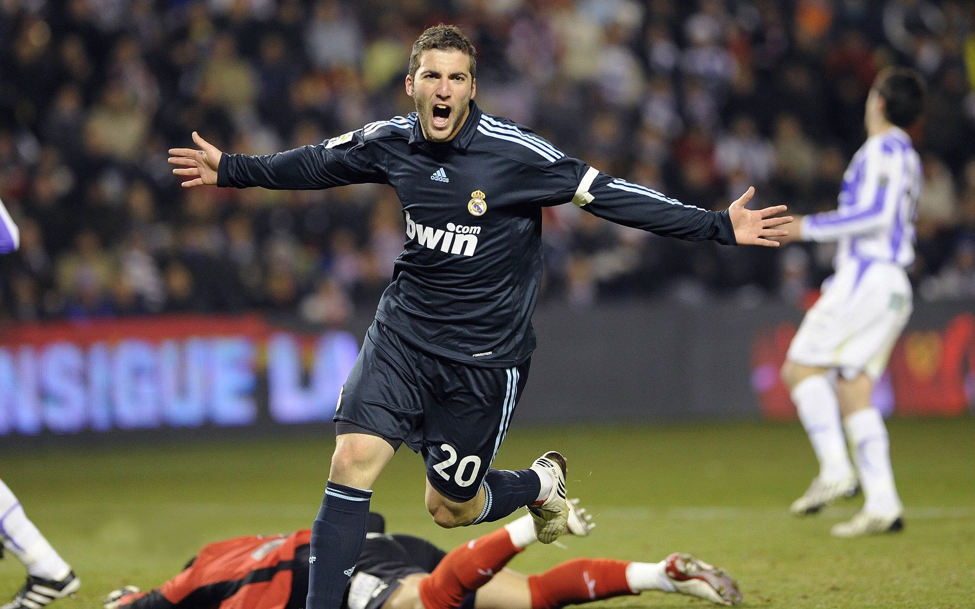 冷门与杀伤,韩国逆转比利时,奥斯梅恩持续肆虐防线