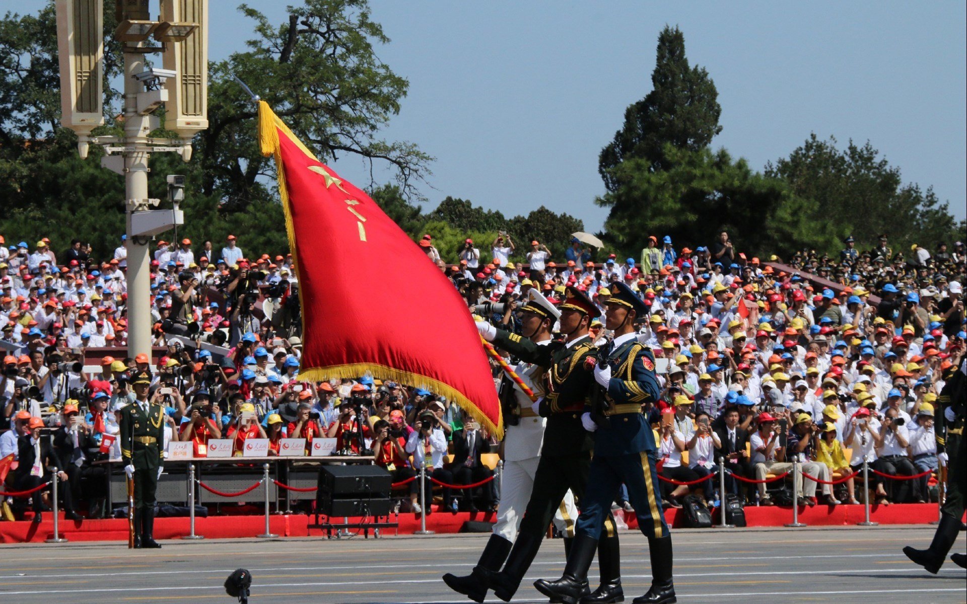 跨界风暴，萨拉赫F1揭幕战极速称王，波兰终结突尼斯的足球寓言如何重塑体育边界